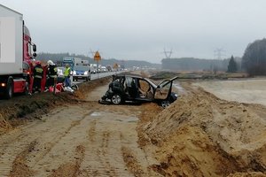 wypadek na DK-1, służby ratunkowe pracują na miejscu zdarzenia, widoczny wrak pojazdu bmw