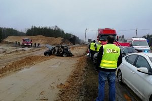 wypadek na DK-1, służby ratunkowe pracują na miejscu zdarzenia, widoczny wrak pojazdu bmw