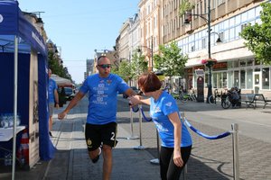 biegacz przekazuje pałeczke pierwszej biegaczce
