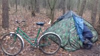 rower a obok namiot typu iglo do którego wchodzi mężczyzna
