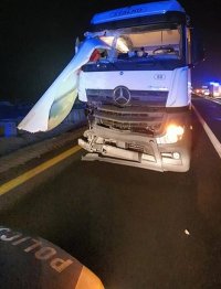 miejsce wypadku drogowego, rozbita ciężarówka mercedes z białą kabiną