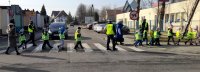 Policjanci przeprowadzają dzieci przez przejście dla pieszych