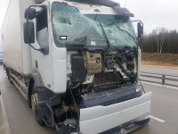 uszkodzony przód  auta ciężarowego, które uderzyło w poprzedzający pojazd