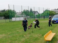 Policyjny pies i policjanci