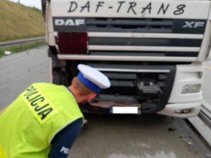 policjant podczas oględzin ciężarówki