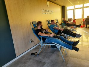 Oddawanie krwi w auli komendy policji