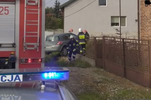 Policjanci podczas zabezpieczania kolizji drogowej