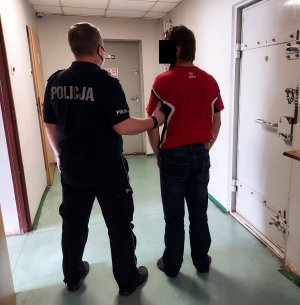 Policjant prowadzący do policyjne celi sprawcę usiłowania kradzieży