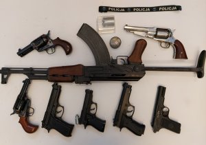 Zabezpieczone przez policjantów przedmioty przypominające broń