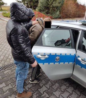 Policjanci podczas zatrzymnia sprawcy kradzieży