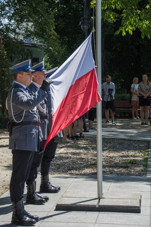 Policjanci, flaga wciągana na maszt