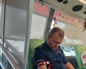 Policjant oddający krew