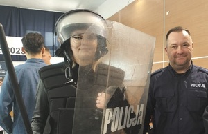 Policjant na Targach Edukacyjnych 2023