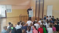 Asp.szt. Andrzej Bienias podczas pogadanki z dziećmi