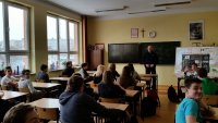 Spotkanie dzielnicowego z uczniami gimnazjum w Przedborzu