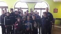 Spotkanie dzielnicowego i profilaktyka społecznego z dziećmi wypoczywającymi na terenie powiatu radomszczańskiego