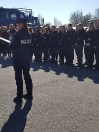 Uczniowie ZSP Nr 1 w Radomsku podczas pokazu policyjnego