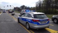 policjanci zabezpieczają miejsce wypadku drogowego z udziałem motocyklisty