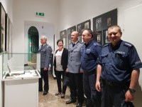 Radomszczańscy Policjanci wraz z Prezes Koła Rodzina Katyńska
