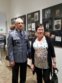 Zdjęcie pamiątkowe Prrezes Koła Rodzina Katyńska z I zastępca Komendanta Powiatowego Policji w Radomsku