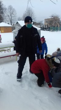 Dzielnicowy uczestniczy w zimowych zabawach z przedszkolakami i przypomina o bezpiecznym zachowaniu