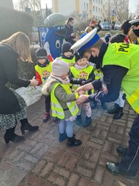 Policjanci rozdają dzieciom odblaski