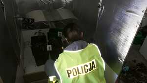 Policjantka podczas oględzin znalezionych konopi indyjskich