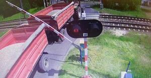 traktorzysta przejeżdżający przez torowisko na czerwonym świetle