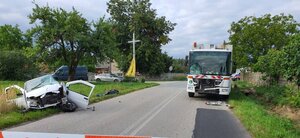 policjanci podczas wykonywania oględzin na miejscu wypadku drogowego