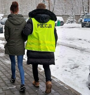 Policjanci podczas doprowadzania zatrzymanej do prokuratury