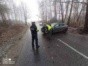 droga, na drodze rozbity samochód, policjanci wykonują oględziny