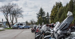 Motocykle i radiowozy na parkingu.