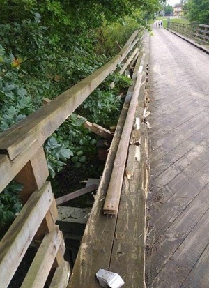 Uszkodzony fragment drewnianego  mostu