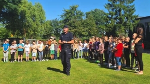 Policjant na spotkaniu z dziećmi w Publicznej Szkole Podstawowej w Kodrębie.