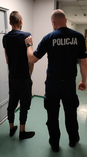 Policjant z osobą zatrzymaną.