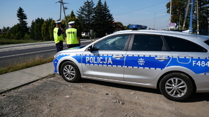 Policjanci i radiowóz.