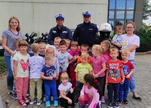 Policjanci wraz z dziećmi.
