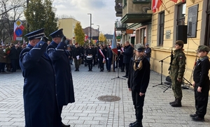 Delegacja radomszczańskich policjantów składa kwiaty i oddaje hołd marszałkowi.