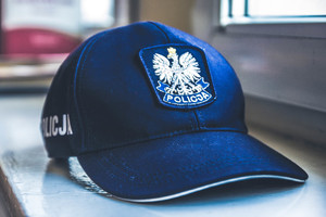Policyjna czapka.