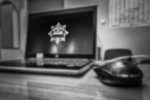 Laptop z emblematem Policja Radomsko.