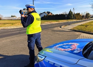 Policjant dokonujący pomiaru prędkości pojazdów.