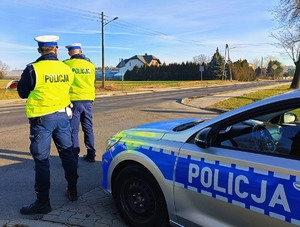 Policjanci dokonujący pomiaru prędkości.