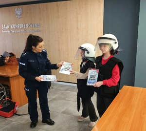 Policjantka i dzieci.