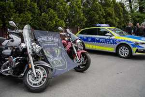 Policjanci, motocykliści biorący udział w działaniach.
