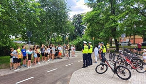 Policjanci Wydziału Ruchu Drogowego podczas egzaminu.