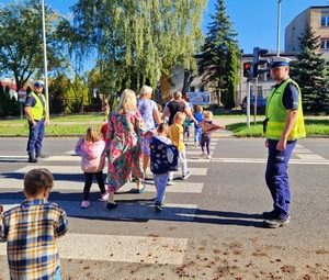 Policjanci i dzieci na spotkaniu w ramach akcji ,,Bezpieczna droga do szkoły”.