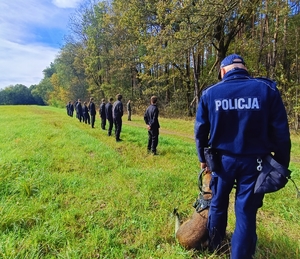 Policjant, pies służbowy i młodzież.