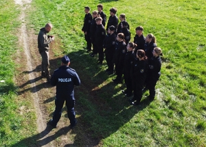 Policjanci i młodzież podczas manewrów.