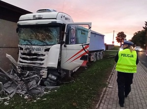 Policjant wykonujący na miejscu zdarzenia czynności służbowe.