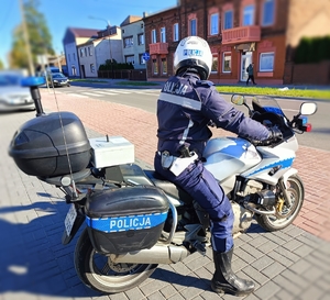 Policjant na motocyklu.